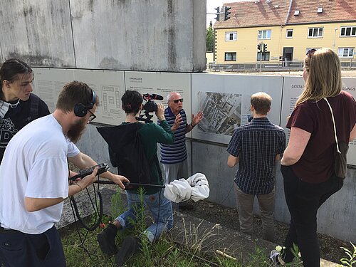 Gruppe von Menschen an einer Wand